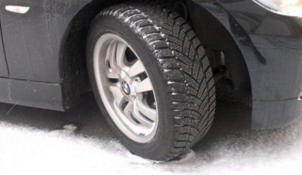 Ce amenzi riscă şoferii care sunt depistaţi fără anvelope de iarnă pe drumuri cu zăpadă sau polei