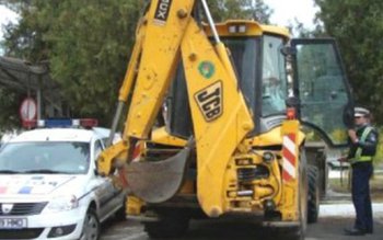 Buldoexcavator condus de un tânăr …
