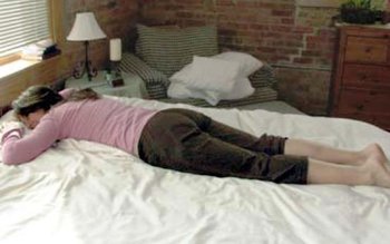 Beneficii ale dormitului fără pernă