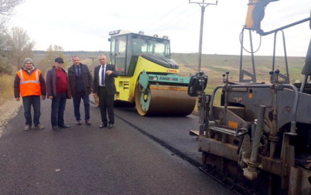 Lucrări de asfaltare pe un tronson din infrastructura rutieră județeană - FOTO