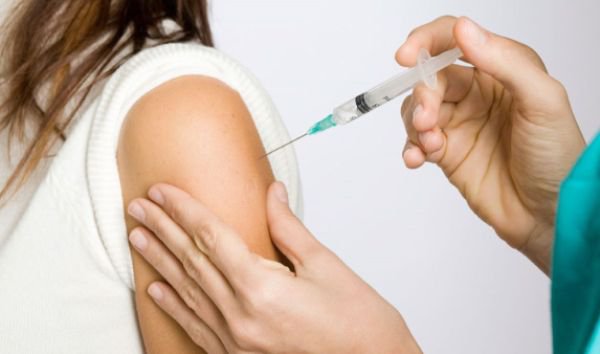 Copiii cu vârste de 11-12 ani au nevoie de doar două doze de vaccin anti-HPV în loc de trei