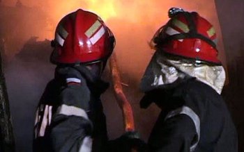 Maşină şi clădiri aprinse de …