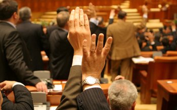 Peste 10.000 de medici, profesori, …