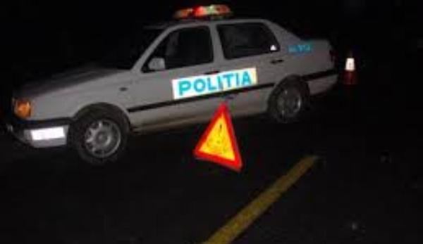 Inconșiență la volan! A lovit doi pietoni, a fugit de la locul accidentului și a abandonat mașina pe un teren viran