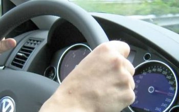 Artistă celebră, ajutată de o …