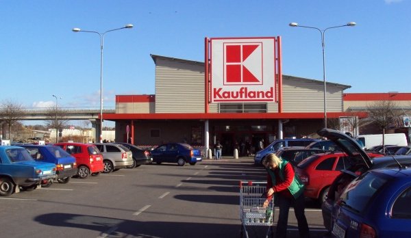 Kaufland retrage din magazine şapte tipuri de napolitane, care pot afecta sănătatea consumatorilor