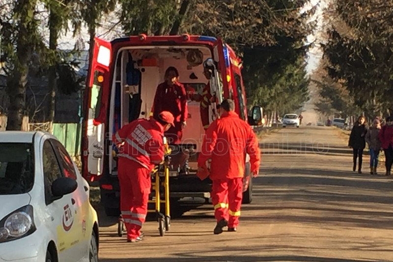 Minoră în vârstă de 7 ani lovită cu maşina de o şoferiţă neatentă - FOTO