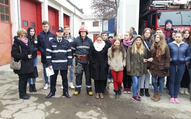  Peste 150 de elevi ajutaţi de pompierii botoșăneni să-şi decidă viitorul