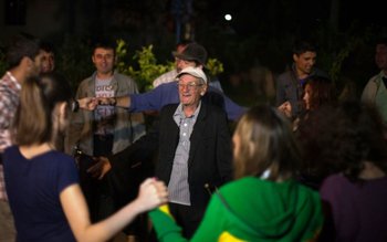 Lumea populară este în doliu. …