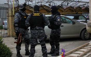 Percheziţii la doi suspecţi care …