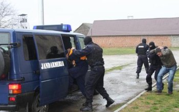 Mâini în gât și pumni …