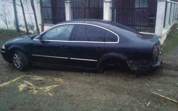 Maşină distrusă după ce a …