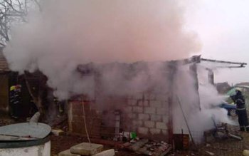 Afumătoare plină cu carne distrusă …