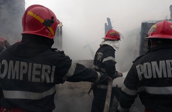 Casă incendiată din neglijenţă la Vârfu Câmpului