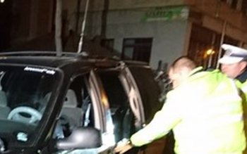 Trei persoane încătușate după un …