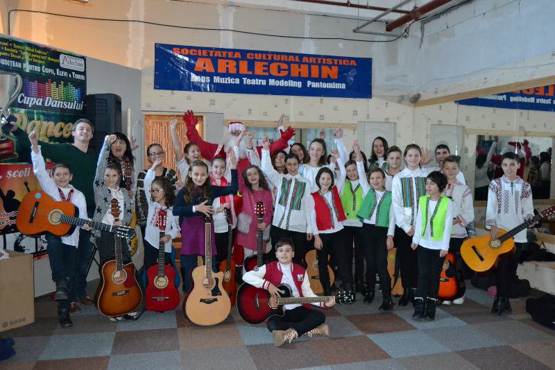 Grupurile Floare de Colţ şi Doro Folk au colindat în Carrefour - FOTO