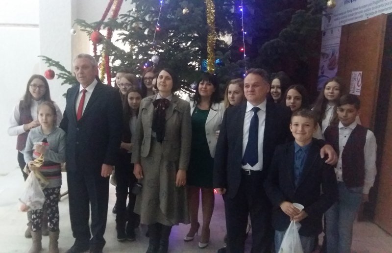 Președintele Consiliul Județean Botoșani, Costică Macaleți  a primit vizita colindătorilor - FOTO