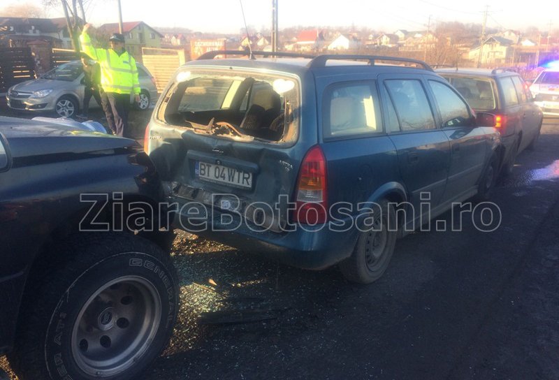 Carambol în trafic: Cinci maşini s-au lovit în lanţ la intrarea în Dorohoi - FOTO