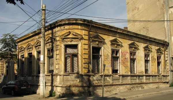 Impozite mai mari pentru terenurile abandonate şi casele degradate din Botoşani