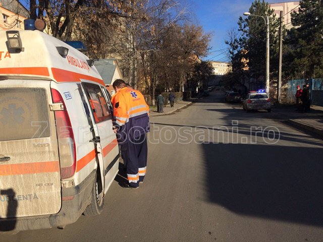 Minor lovit de o mașină în timp ce se juca și a alunecat de pe bordură - FOTO