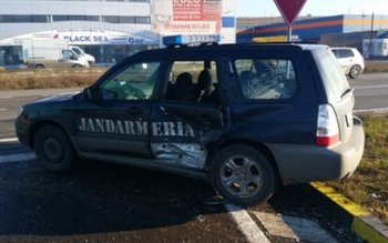Trei jandarmi răniți într-un accident …