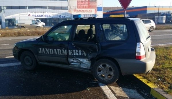 Trei jandarmi răniți într-un accident rutier în timp ce se întorceau dintr-o misiune