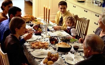 Aproape jumătate dintre români sărbătoresc …