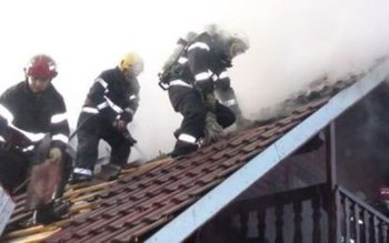 Locuinţă aprinsă de un coş …