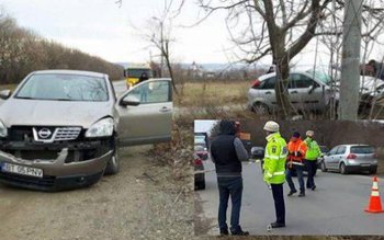 Accident! Două mașini s-au ciocnit …