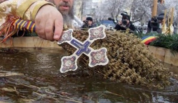 Tradiții, obiceiuri și superstiții de Bobotează: Se spune că în noaptea de Bobotează...