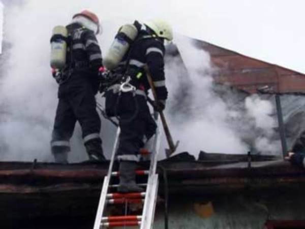 Pompierii botoșăneni au intervenit în stingerea a zece incendii în ultimile 24 de ore