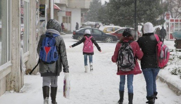 Când vor recupera elevii cursurile din zilele în care școlile au fost închise din cauza vremii