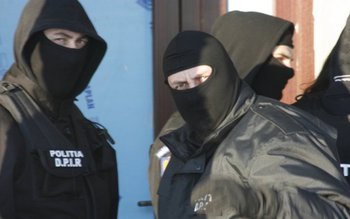 Mascații au descins în forță …