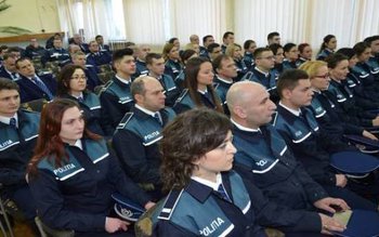 32 de agenţi de poliţie …
