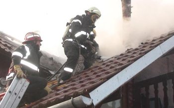 Locuinţă aprinsă de un coş …