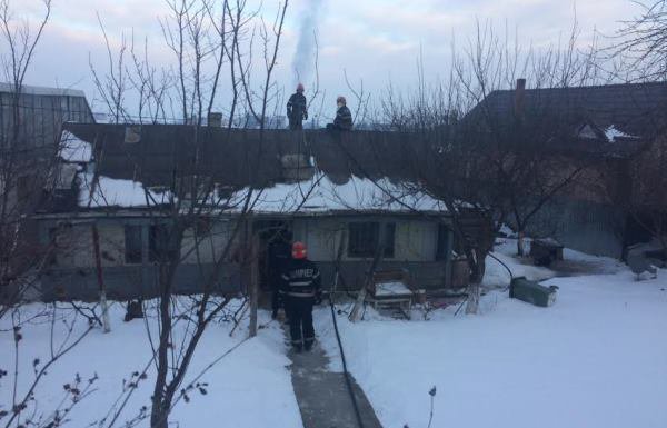 Clipe de coșmar pentru doi bătrâni din Botoșani după ce locuința le-a fost cuprinsă de flăcări