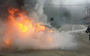 Maşină aprinsă de un scurtcircuit …