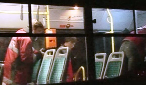 Scene de groază! Un mort a fost plimbat cu autobuzul prin oraş