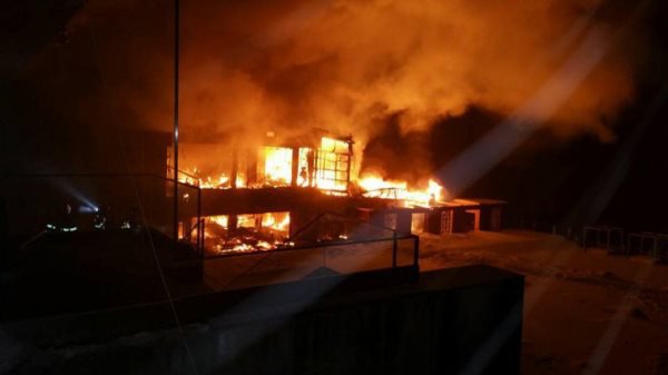 Clubul Bamboo din capitală a ars ca o torță și s-a prăbușit! Zeci de răniți în urma unui incendiului