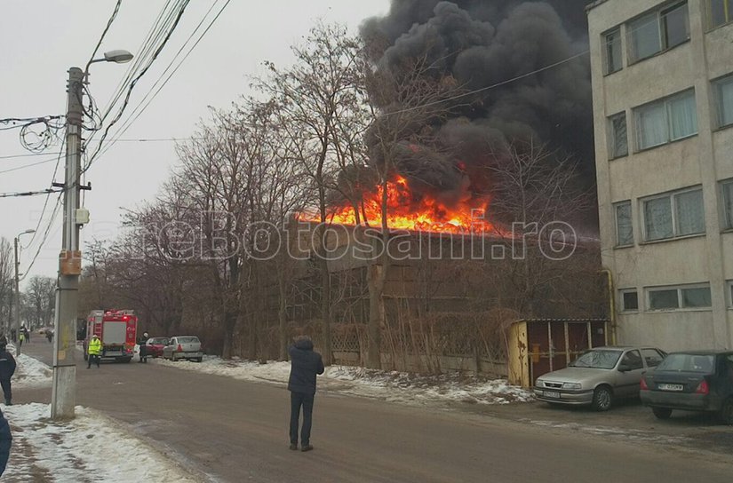 Incendiu de proporții la o fabrică din Botoșani. Pericol de explozie - FOTO