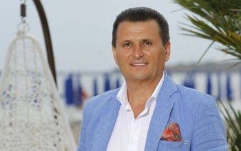 Timp de 10 ani a …