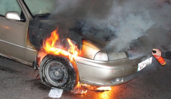 Un incendiu misterios a cuprins o mașină care nu a mai fost pornită de două zile