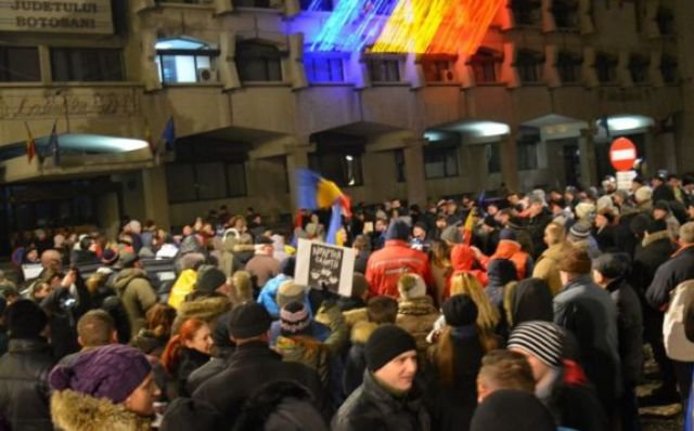 Aproximativ 300 de protestatari au participat la un miting în Piața Revoluției din Botoșani - FOTO