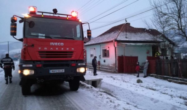 Două incendii în mai puțin de jumătate de oră. Mașină parcată în curte, în flăcări!