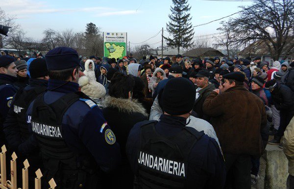 Protest autorizat la Corni, vegheat de jandarmi