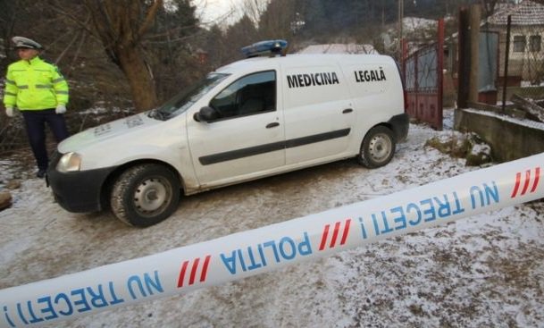 Descoperire șocantă în curtea unei familii din județul Botoșani. Trupul unui bărbat mort găsit sub zăpadă!