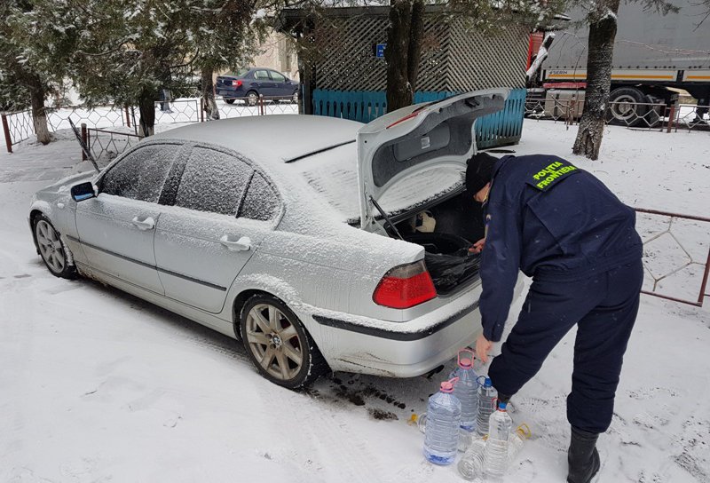 Alcool fără documente legale, confiscat în localitatea de frontieră Ibăneşti - FOTO