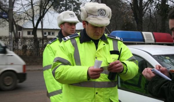 Un șofer beat a avariat două mașini parcate. Vezi ce alcoolemie avea!