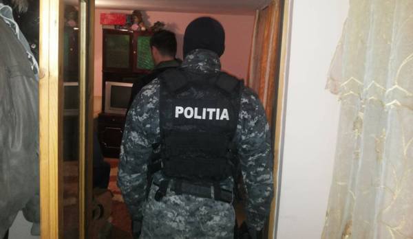 Casele a trei tâlhari din comuna Pomîrla răscolite de polițiști