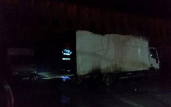 Camion parcat pe o stradă …